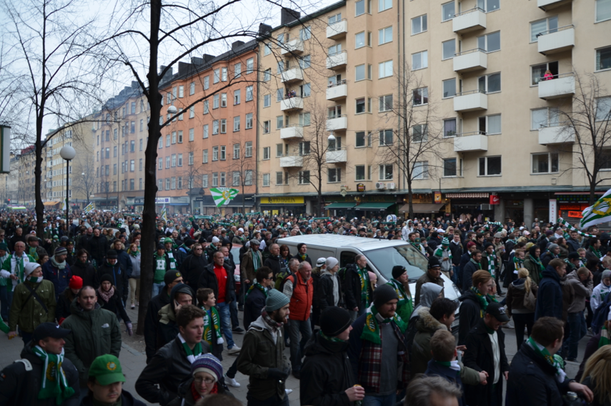 Tusentals Bajare dök upp när den årliga promenaden till Söderstadion skulle äga rum. Tusentals Bajare dök upp när den årliga promenaden till Söderstadion skulle äga rum.