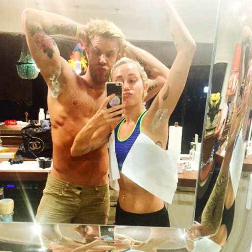 Annat Miley har gjort i helgen är att färga håret under armarna. 