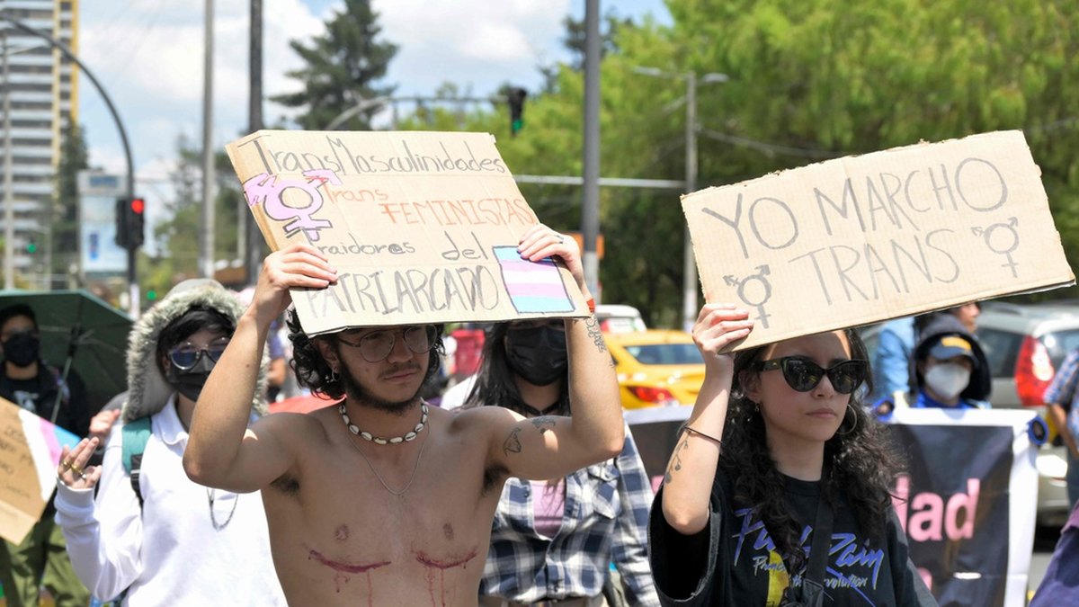 Hbtq-demonstranter i Ecuador påminner om att det var 25 år sedan homosexualitet avkriminaliserades i det sydamerikanska landet.