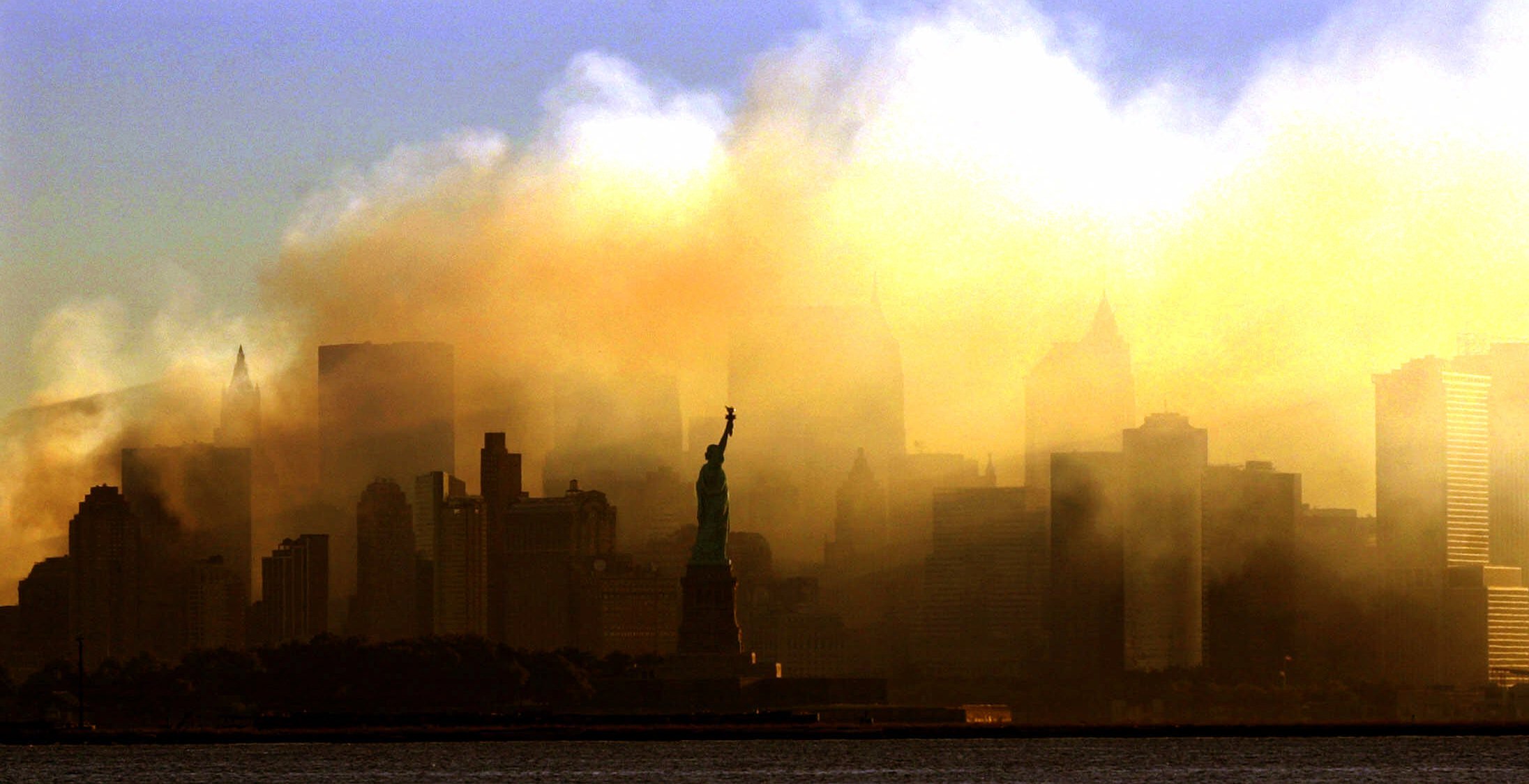Från Jersey City (New Jersey) kan man se hur tjocka rökmoln omfamnar nedre Manhattan strax efter det att tornen kolappsat, tidigt på tisdagsmorgonen, 11 septmeber 2001. 
FOTO: Dan Loh / SCANPIX