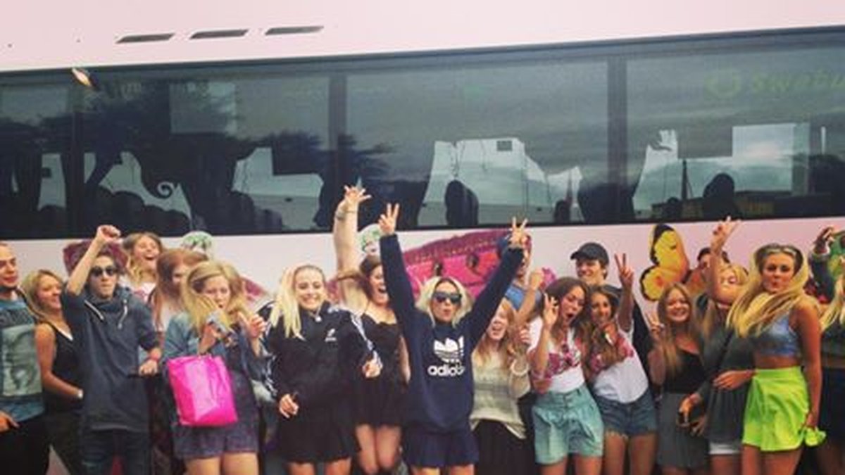 Rebecca & Fiona överraskade de fans som reste till Bråvalla med deras buss. 