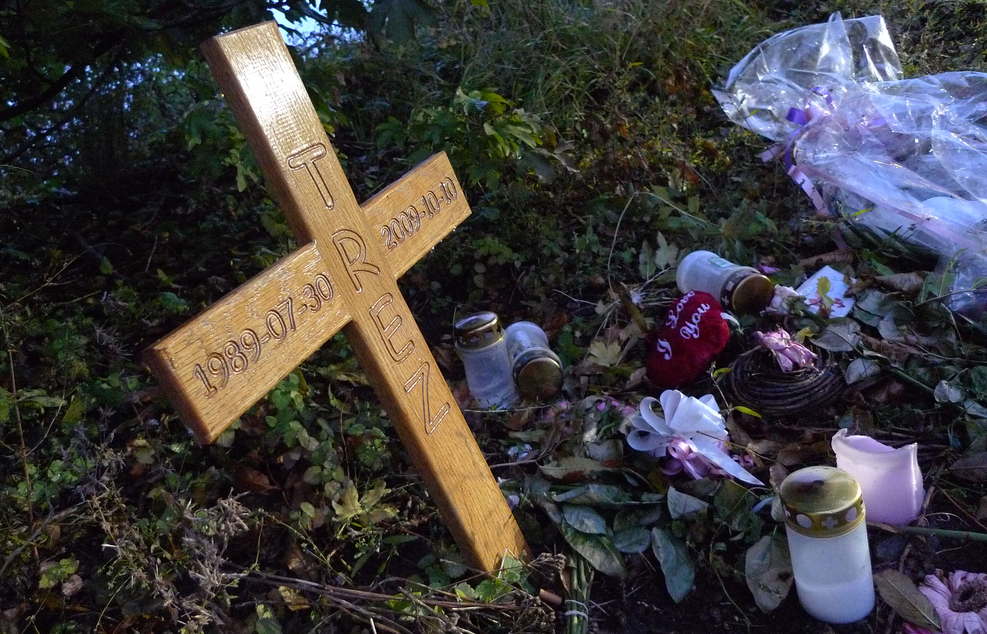Ett kors står på den plats vid Ögårdsparken på Västra Skrävlingevägen i Malmö där Trez Persson West sköts till döds i oktober 2009. En manlig bekant som satt i samma bil fick svåra skottskador.