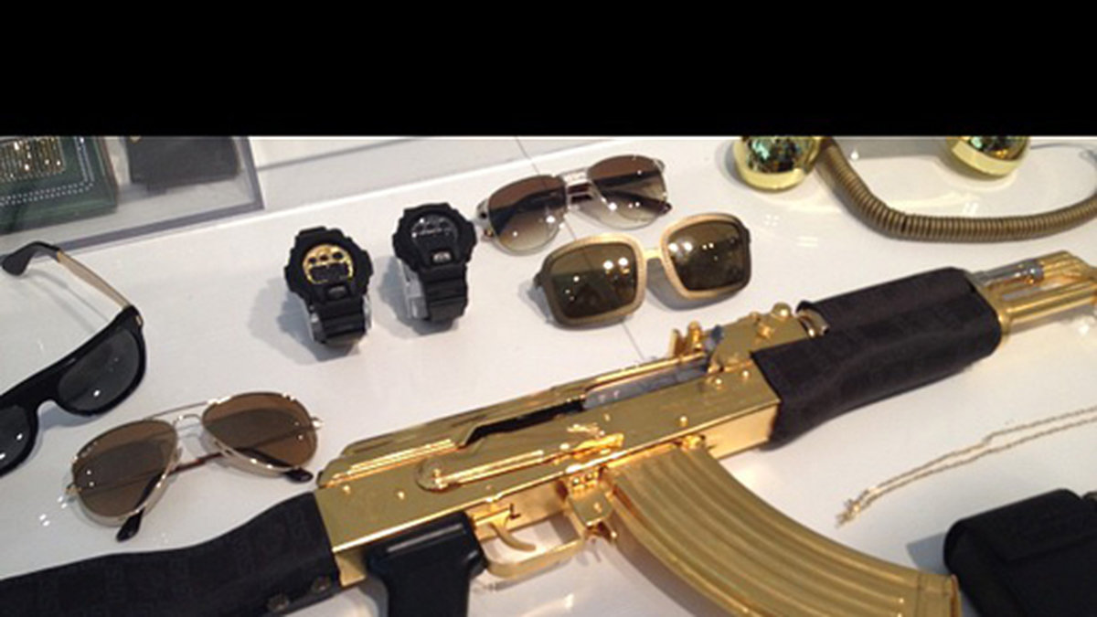 En guldpläterad AK47 från Versace. Inga konstigheter. 