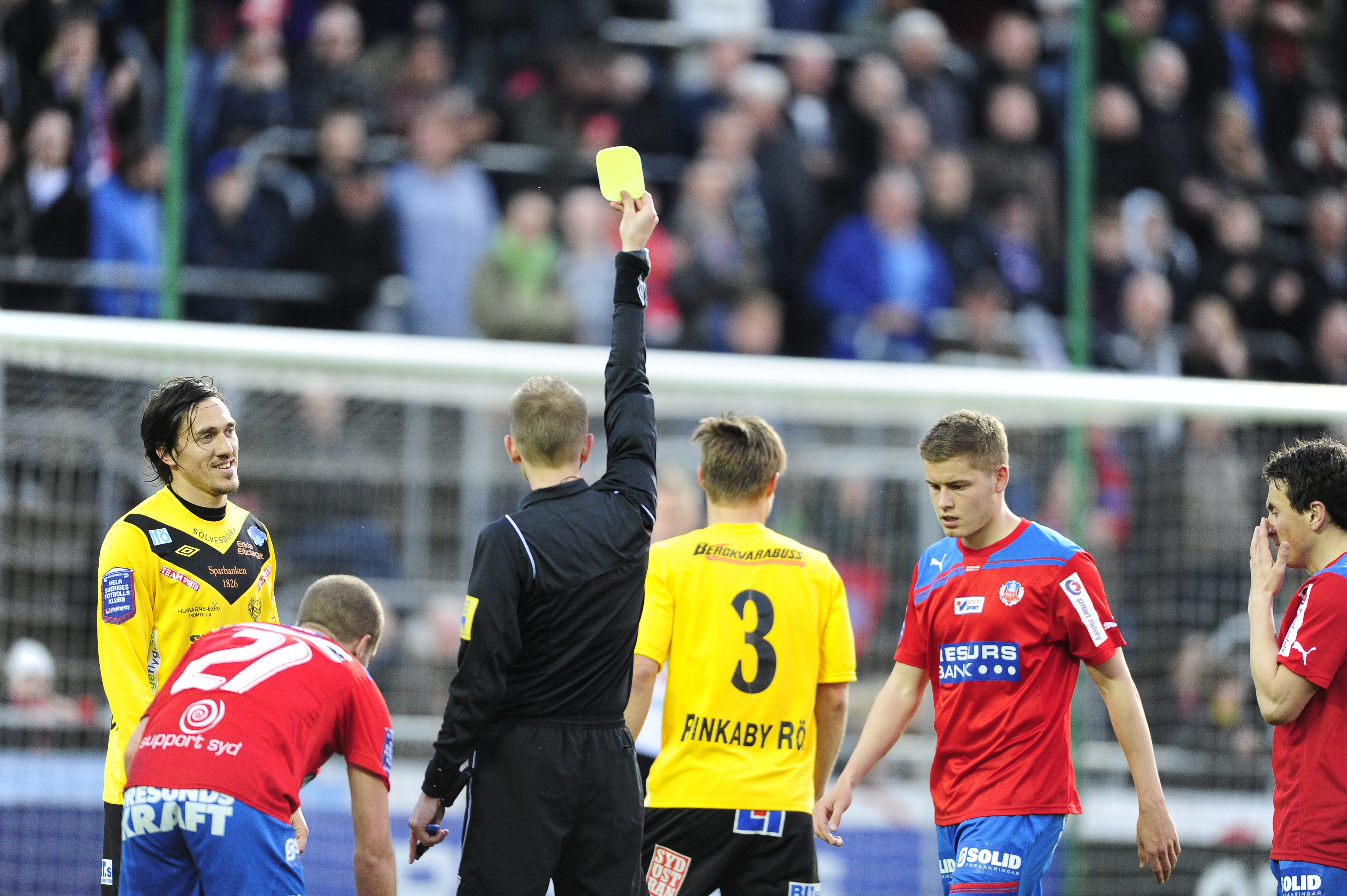 Mjällby drog på sig tre gula kort under matchens gång. HIF fick ett gult kort mot sig.