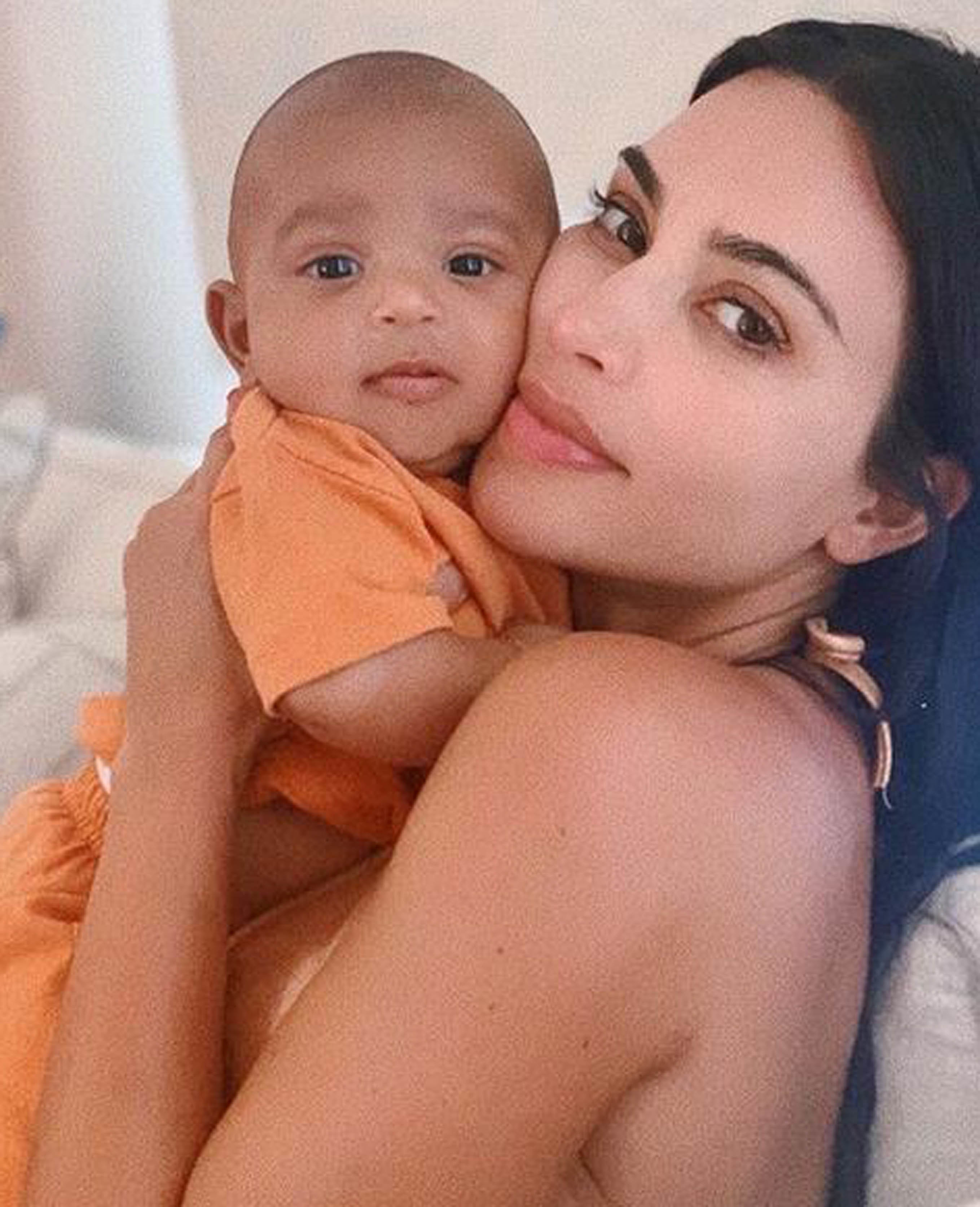 Kim Kardashian och Psalm Kardashian Kim Kardashian och Psalm Kardashian