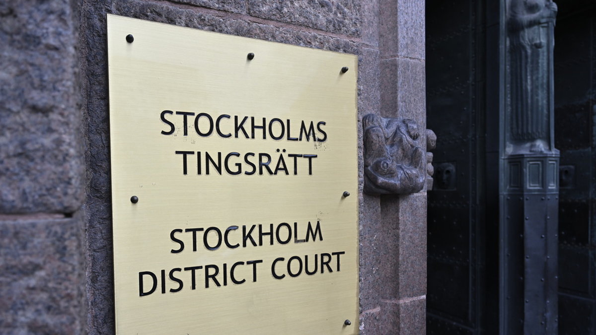 Stockholms tingsrätt dömer en man till livstids fängelse för mord och en annan man till ett och ett halvt års fängelse för medhjälp till grov misshandel. Arkivbild.