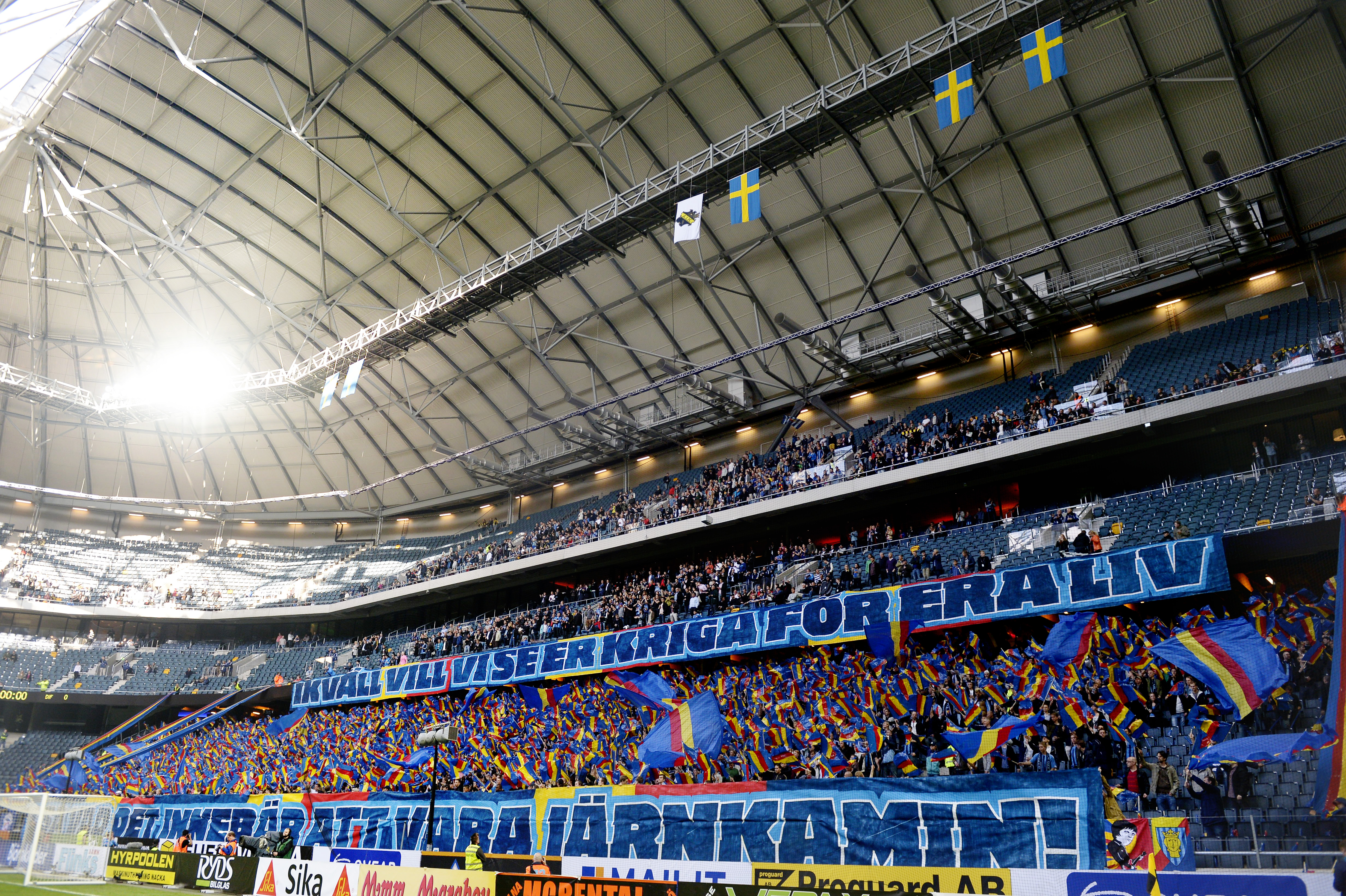 Och Djurgården körde ett kaosigt flaggtifo. Matchen slutade 1–1. Och Djurgården körde ett kaosigt flaggtifo. Matchen slutade 1–1.