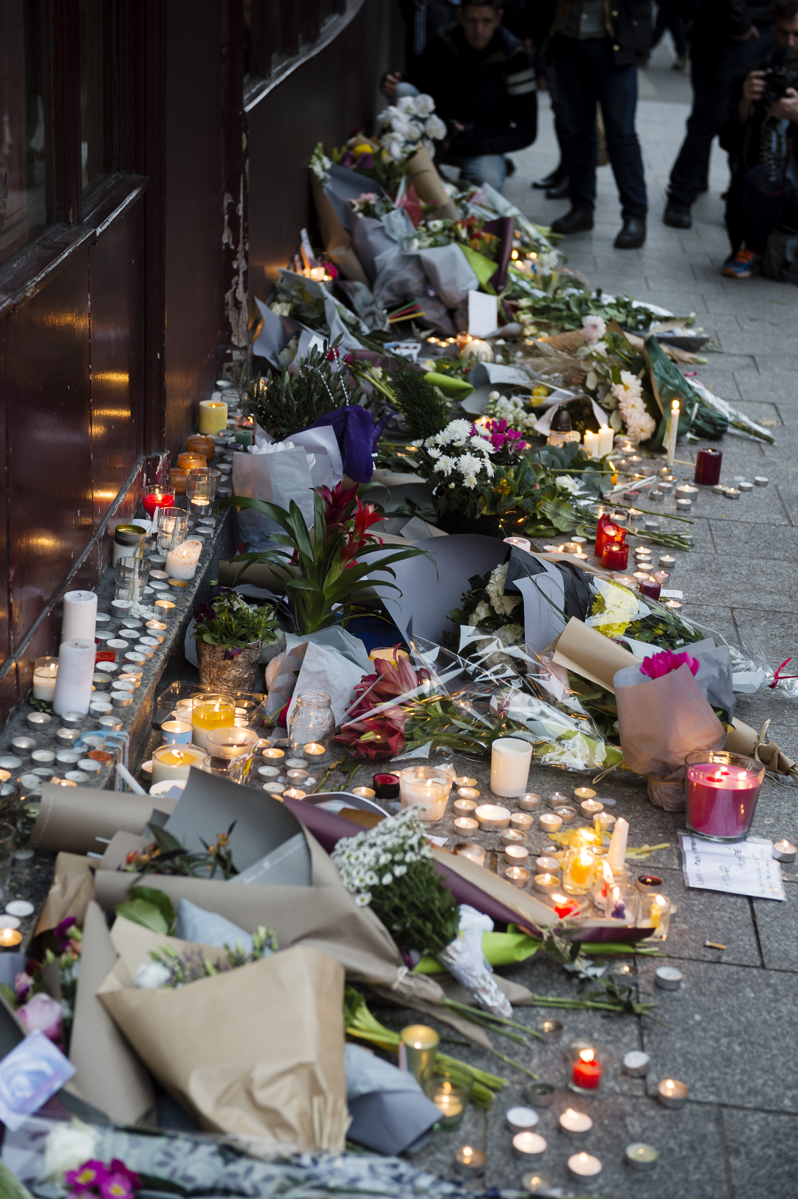 Attackerna i Paris ledde till att åtminstone 127 människor miste livet.