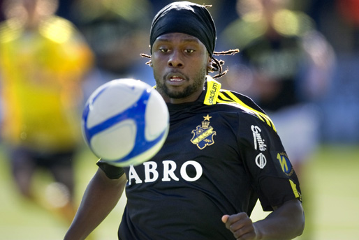 Martin Mutumba spelar i AIK även nästa säsong. 