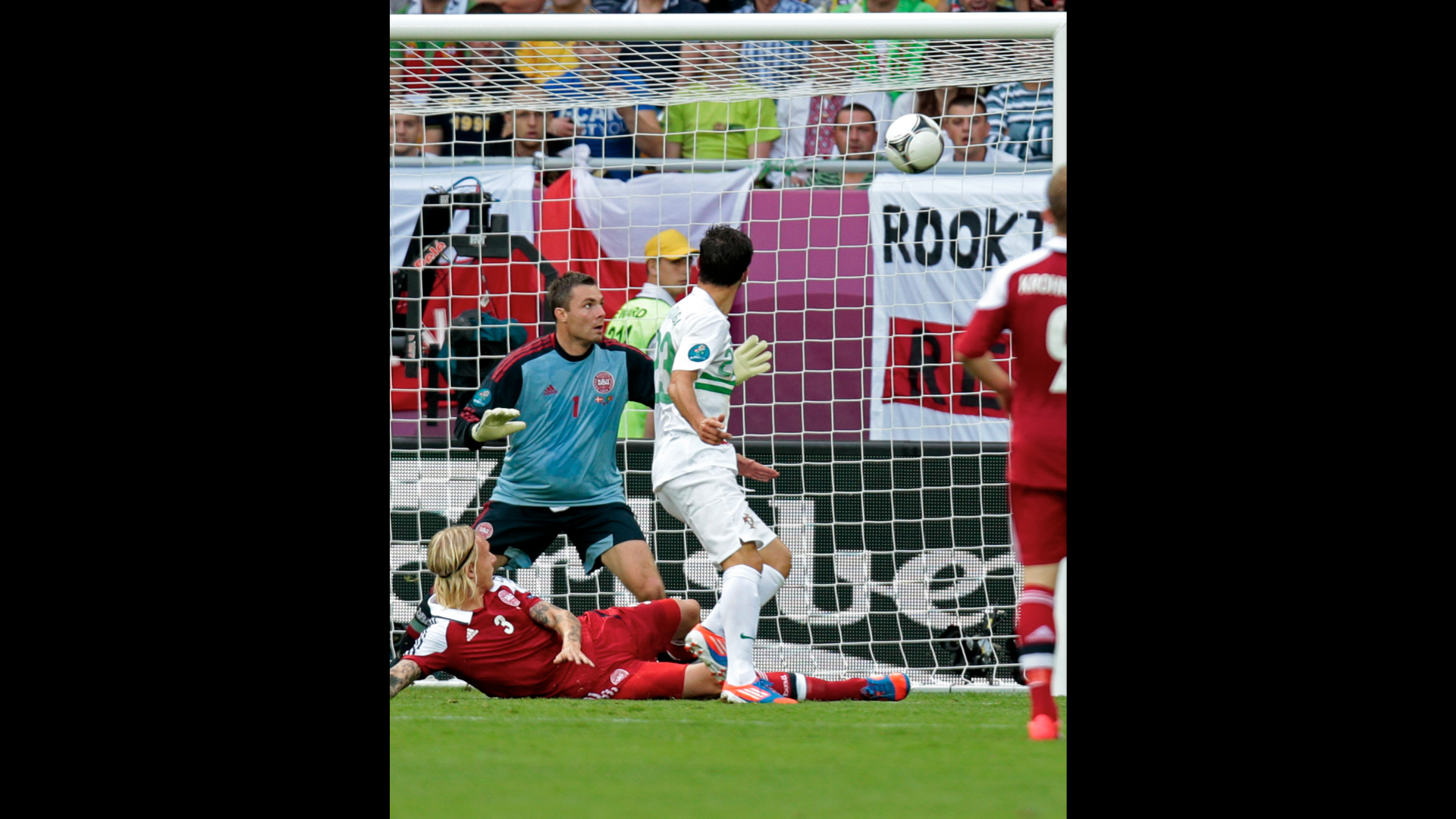 Helder Postiga sätter dit 2-0 för Portugal.