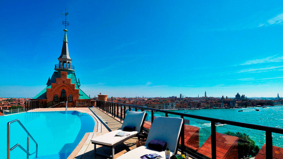 Den här takpoolen på Hilton Molino Stucky i Venedig i Italien kan beskrivas med två ord: lyx och fest. Men kom i tid för att få en plats.
