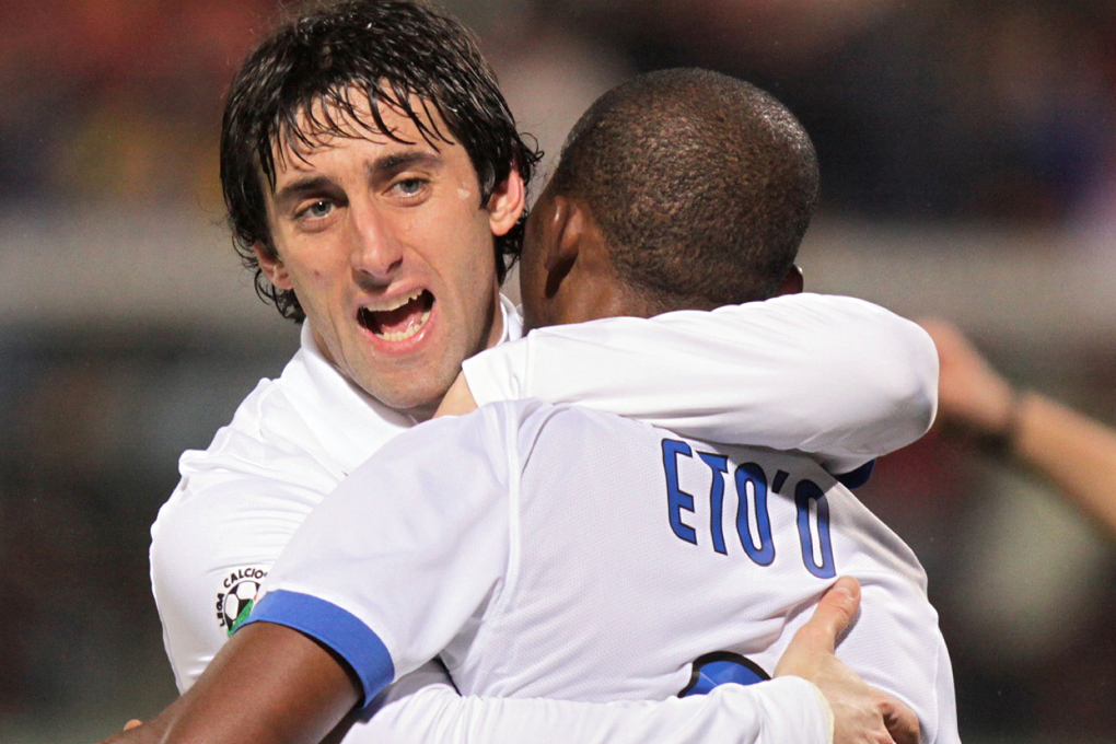 Diego Milito kramar om matchens enda målskytt, Samuel Eto'o.