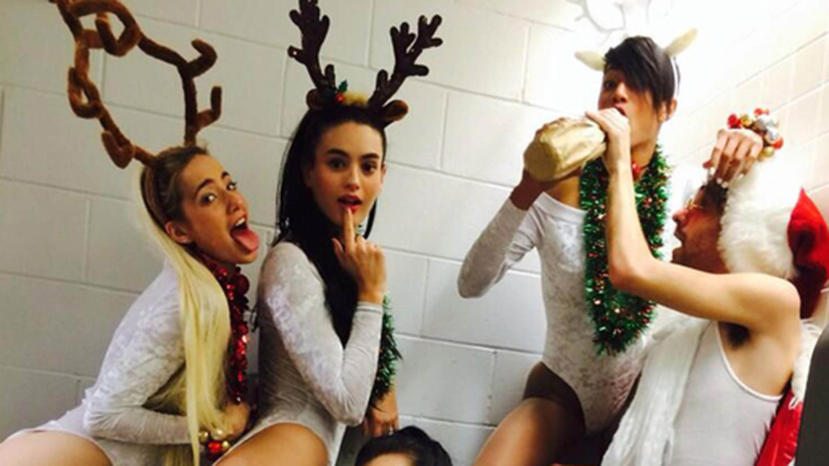 Miley Cyrus poserade med några älghornsprydda tjejer.