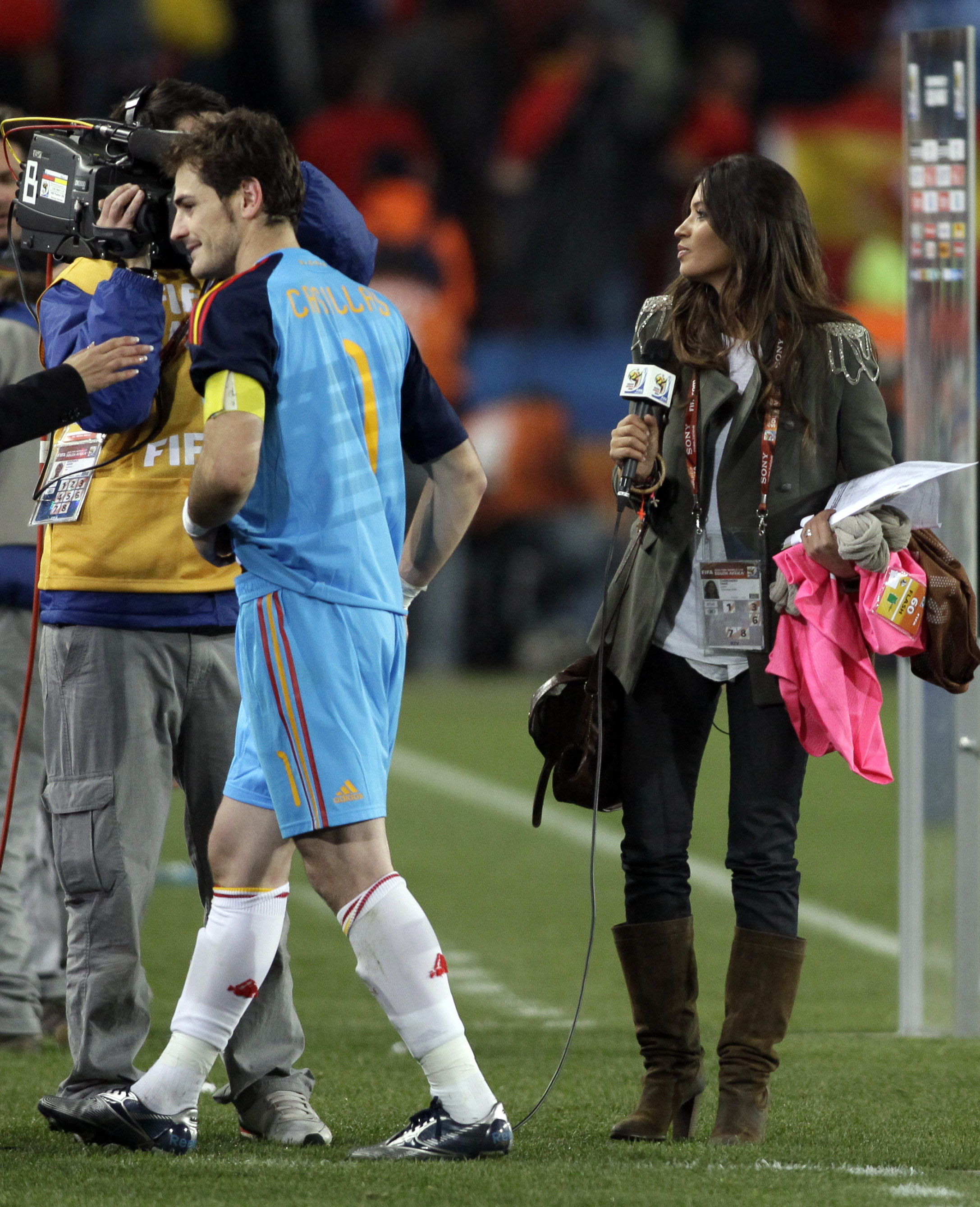 Det har uppstått ett bråk i England om Iker Casillas och reportern Sara Carboneros kärleksaffär.