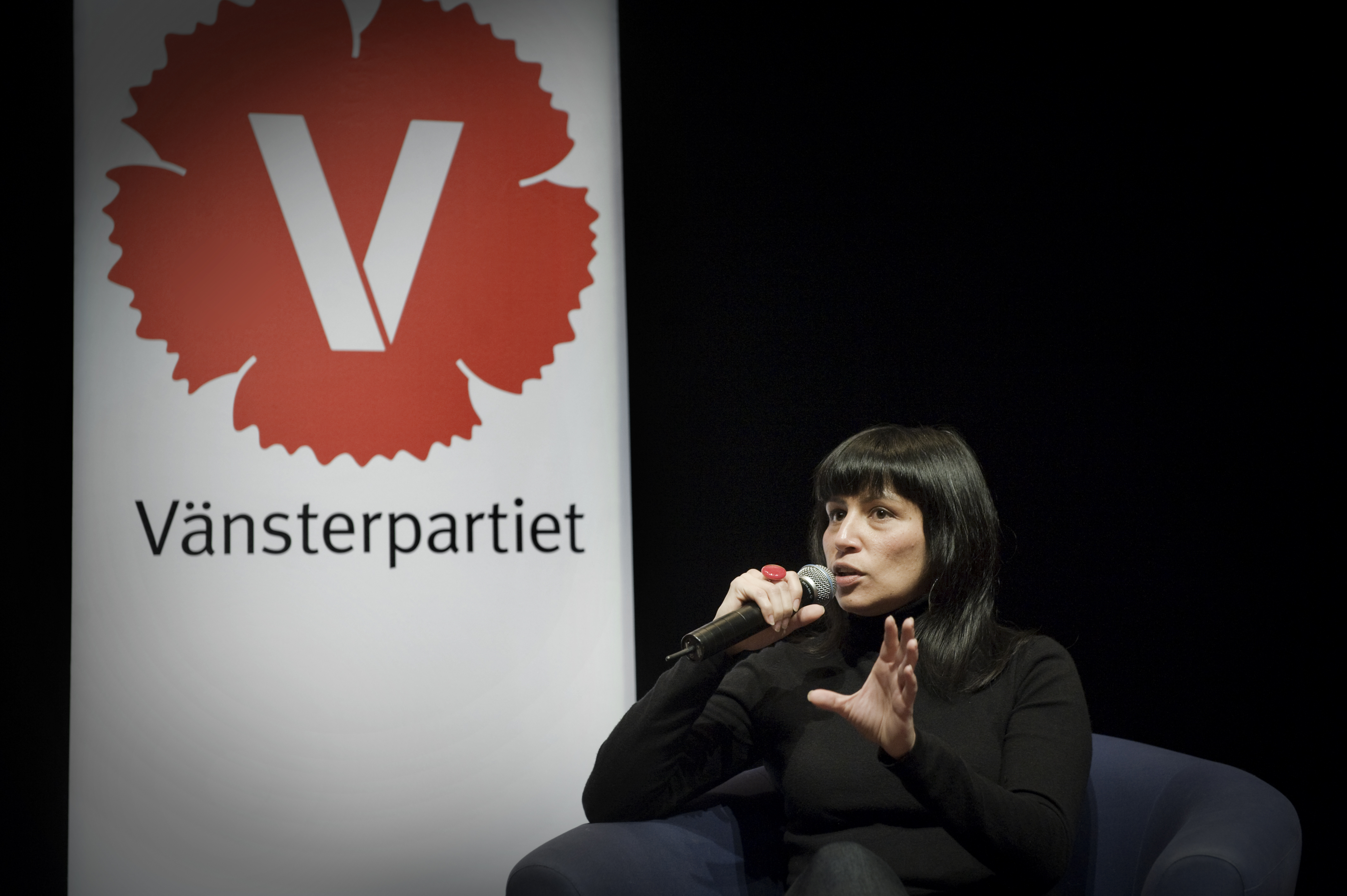 Vänsterpartiets Rossana Dinamarca vill förstatliga skolan och stoppa vinstintressena.