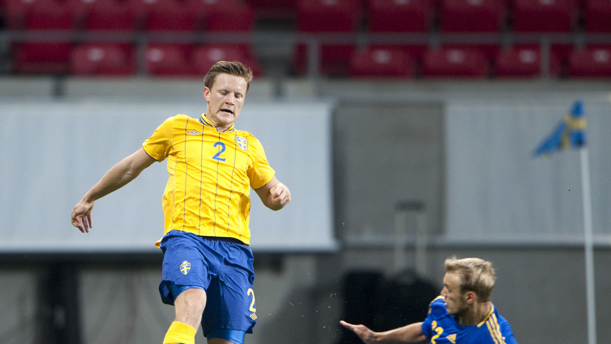 Mattias Johansson, som spelar i AZ Alkmaar, är rädd för att Fotbollskanalens artikel ska skapa dålig stämning i truppen inför de avgörande playoff-matcherna mot Italien i jakten på EM.