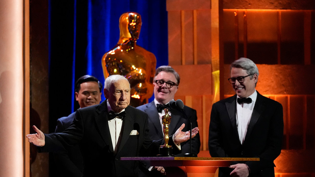 Mel Brooks tar emot priset omgiven av tidigare motspelarna Nathan Lane och Matthew Broderick.