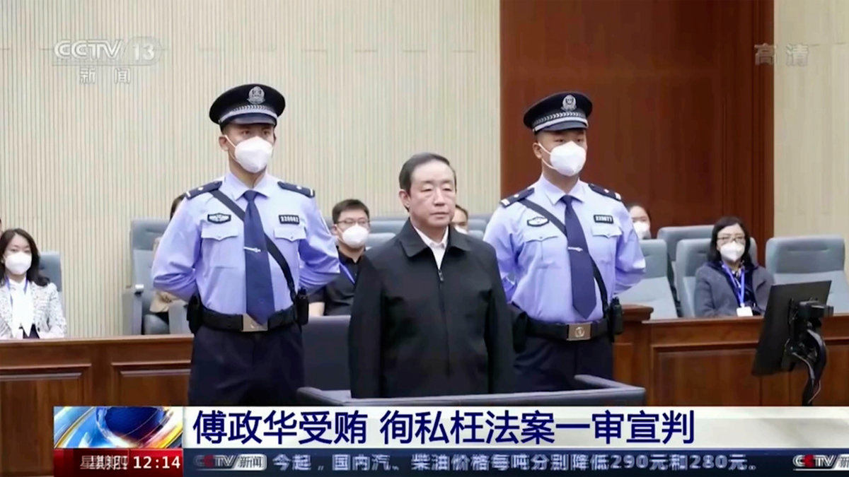 Kinas tidigare justitieminister Fu Zhenghua i domstol i Changchun, där domen mot honom lästes upp. Bilden kommer från den statliga televisionen, där detta visades upp.