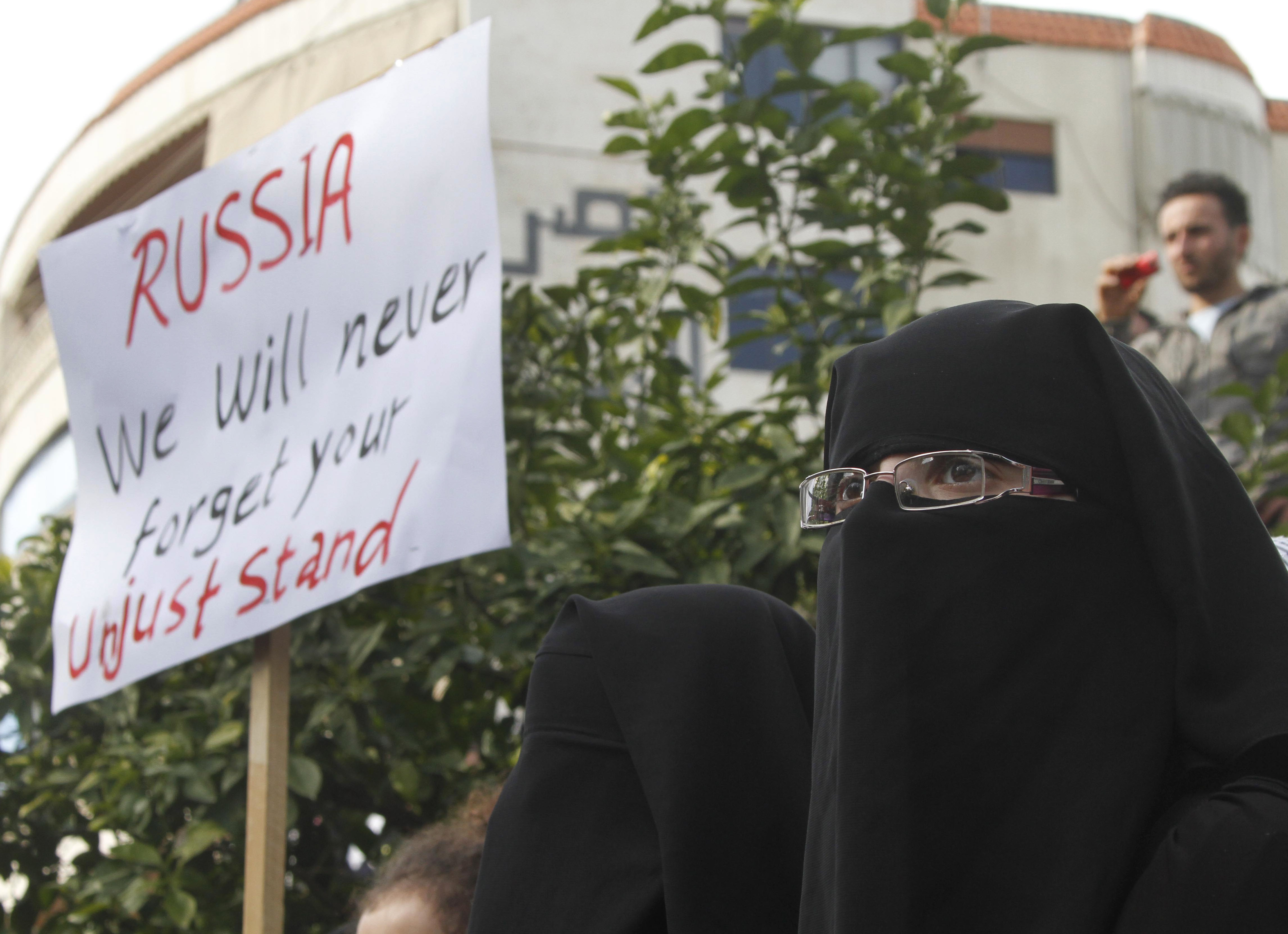 Ryssland avfärdar amerikanska och franska protester gällande vapenförsäljningen.