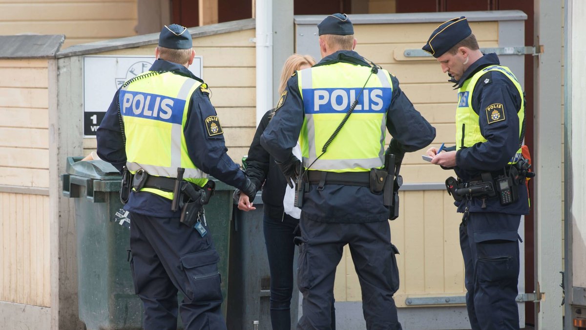 Polisen i Uppsala gör ett ingripande mot en ung kvinna under valborgsfirandet i Uppsala 2014.