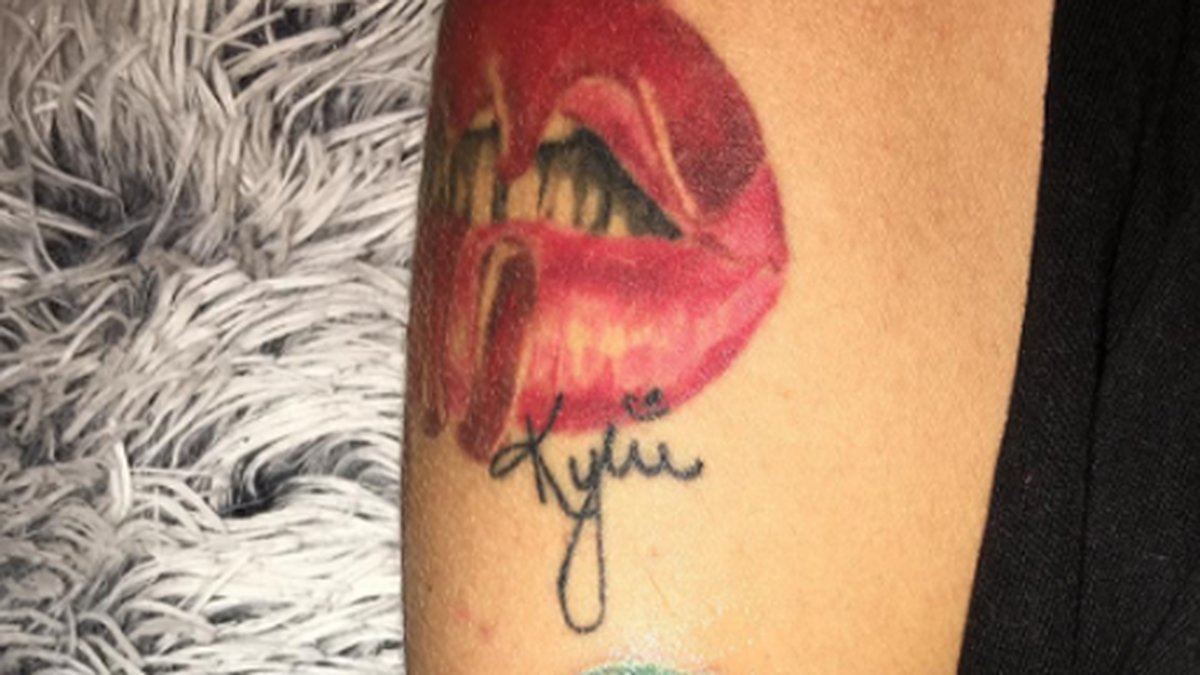 Här visar han några av sina Kylie-tatueringar. 