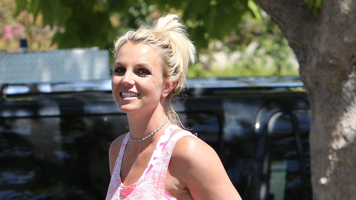 Britney Spears har jojobantat större delen av sin karriär. Hennes favoritdiet var Taco Bell, kalkon och Red Bull. Men dieten är inte det smaskigaste som Britneys livvakter avslöjar detaljerna om. Hon ska ha raggat på sin livvakt, den israeliske ex-soldaten Tsour Lee Adato. – Hon föreslog att de skulle träffas, betedde sig raggigt och gick runt naken hemma, säger en källa. En annan livvakt – en man vid namn Tony Barretto – ska ha bevittnat när Britney använde sig av droger och var naken.