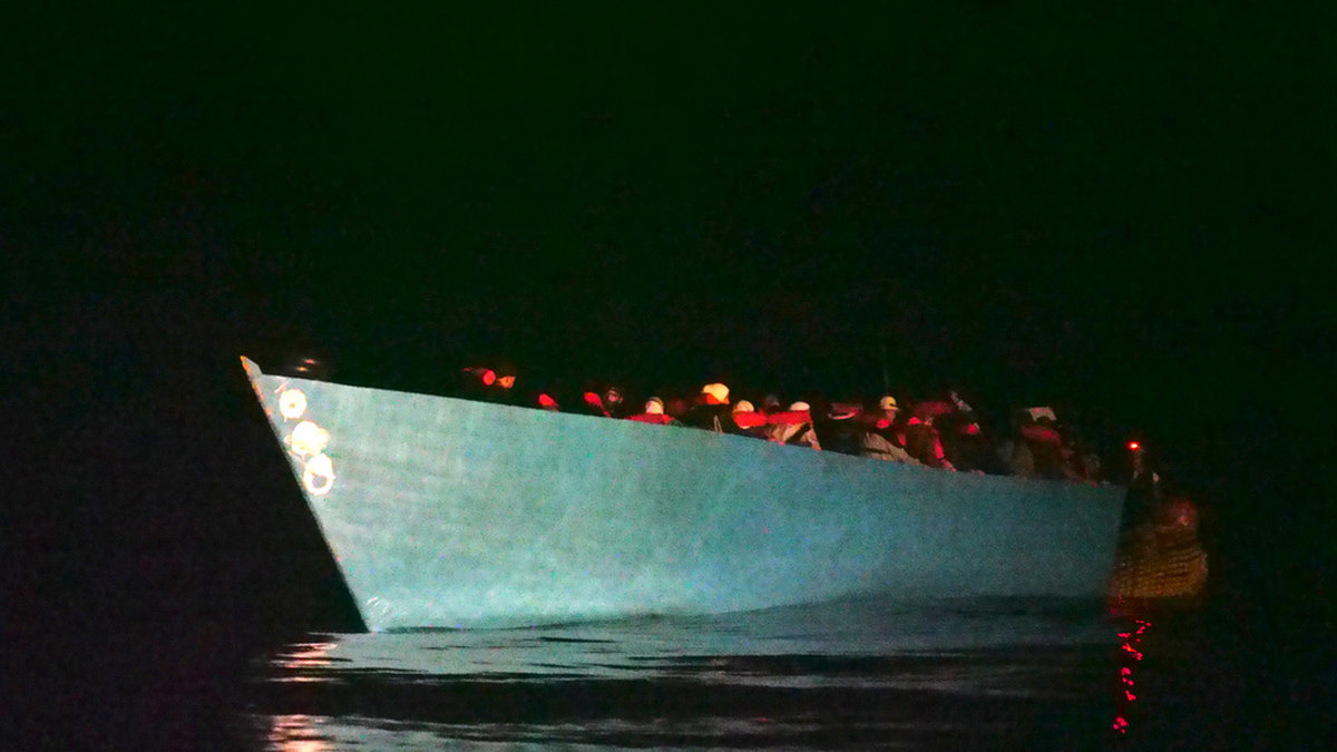 Migranter på en fullastad båt försöker ta sig från Libyen till Europa. Arkivbild.