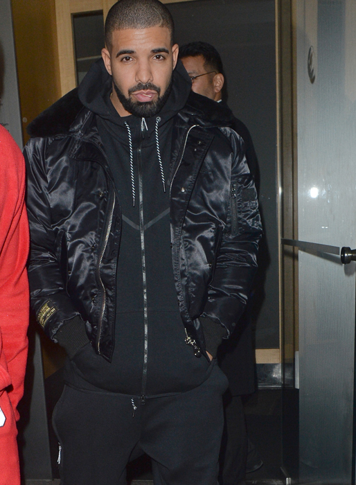 Drake lämnar restaurangen Nobu i London. Drake lämnar restaurangen Nobu i London.