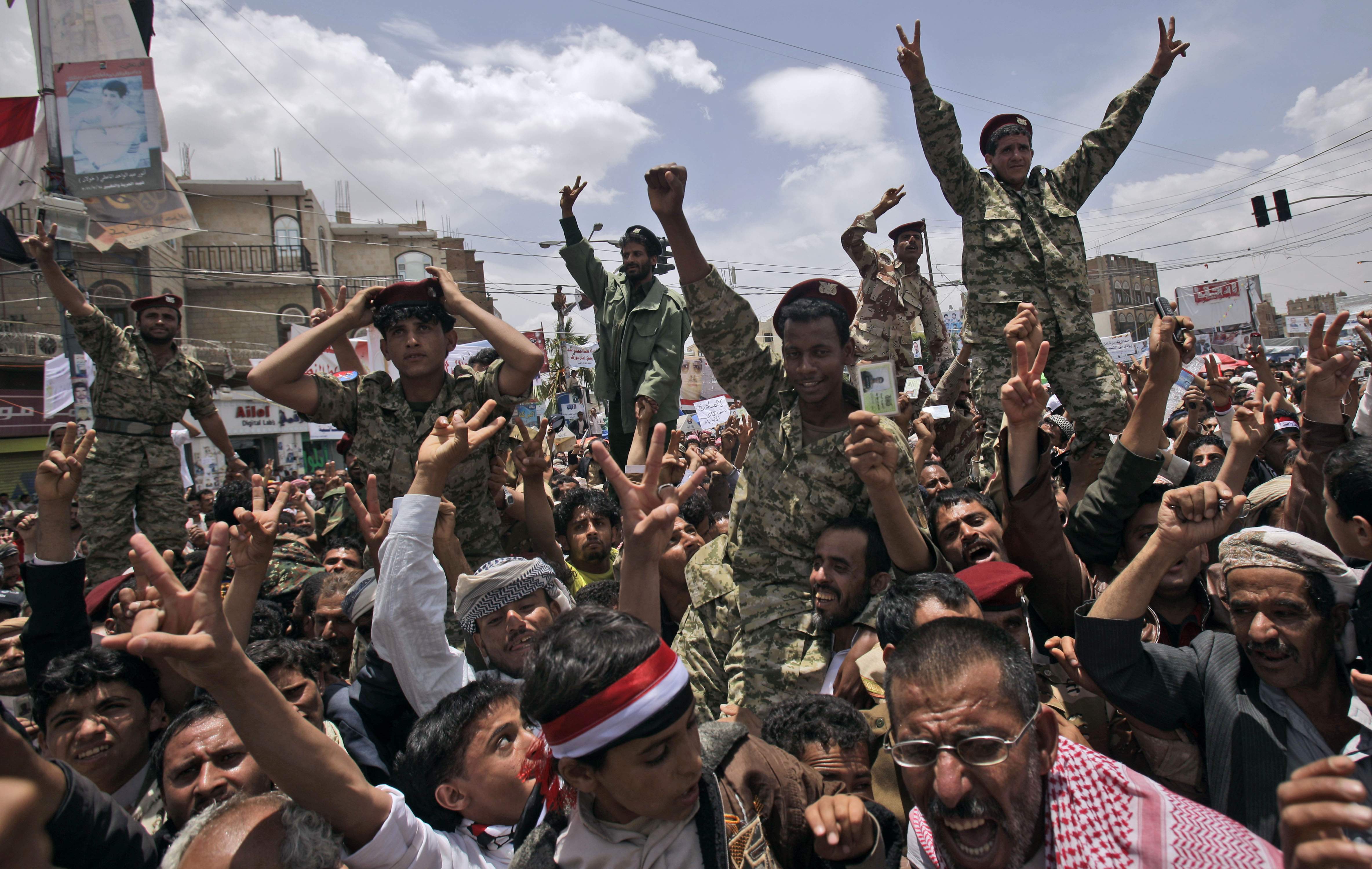 Folkmassor kräver Salehs avgång under söndagen.