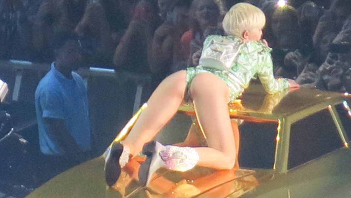 Miley uppträder i London.
