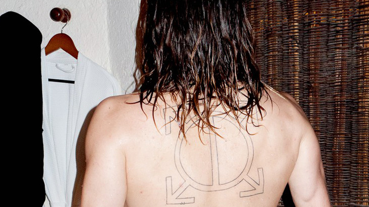 Jared visar en av sina många tatueringar. 
