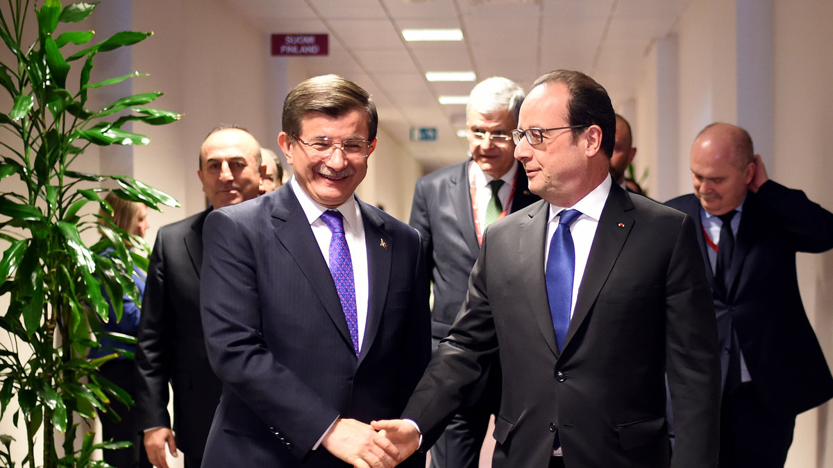 Turkiets premiärminister Ahmet Davutoglu tillsammans med Frankrikes president Francois Hollande.