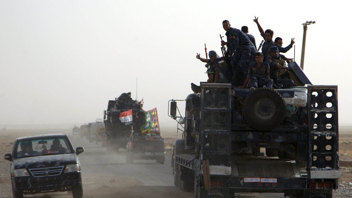 Trupper på väg in i Mosul för att kriga mot IS.