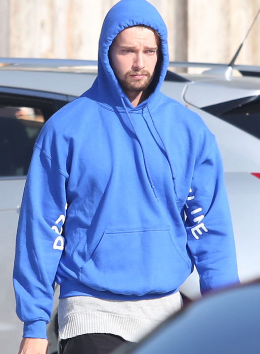 Patrick Schwarzenegger ser lite sorgsen ut i Malibu. Patrick Schwarzenegger ser lite sorgsen ut i Malibu.