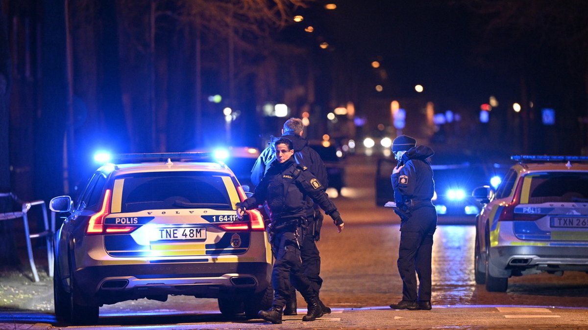 Polis på plats på Nygatan i centrala Trelleborg efter skjutningen. Arkivbild
