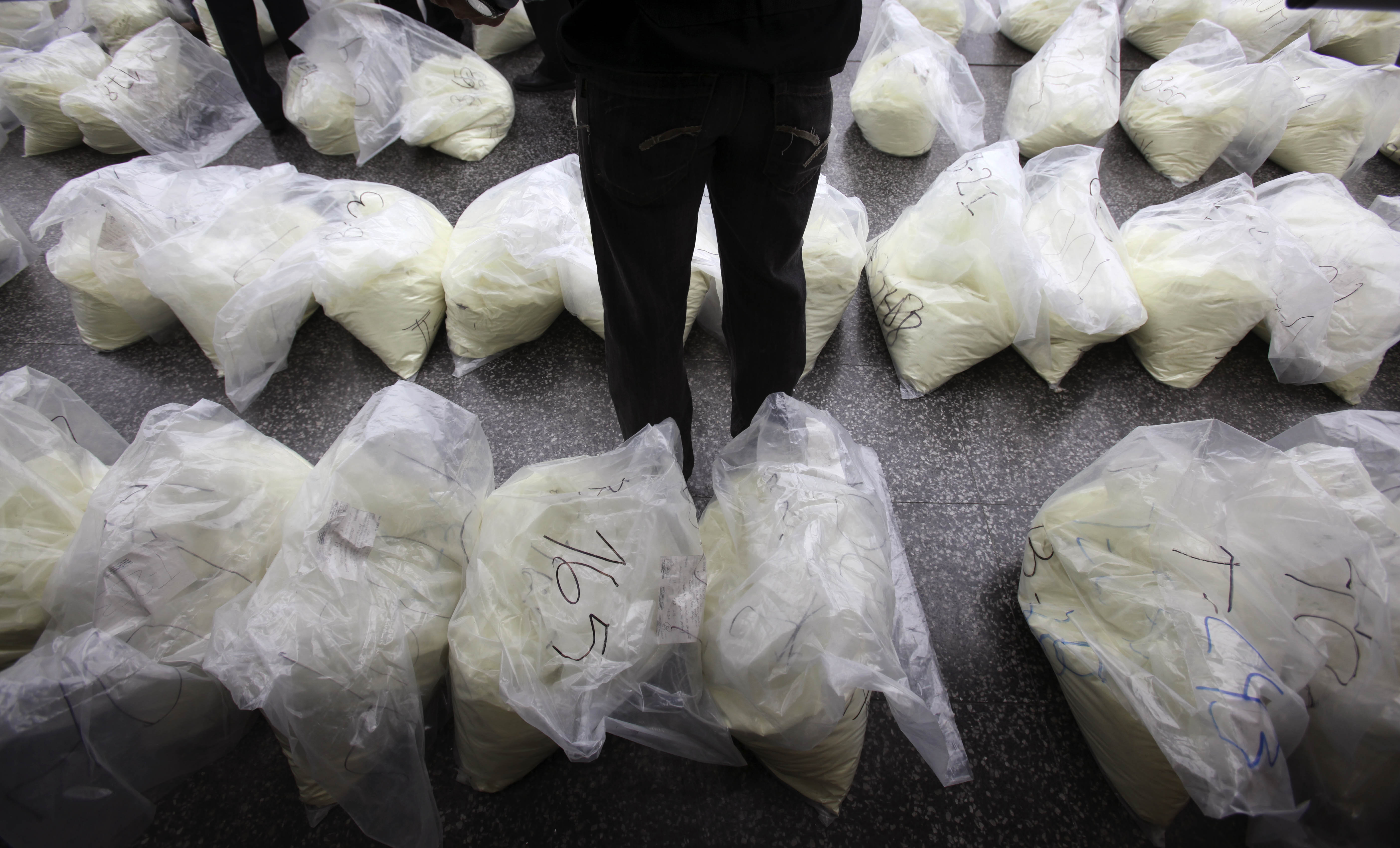 Två hamnarbetare döms för att ha hanterat en container med över 100 kilo kokain.