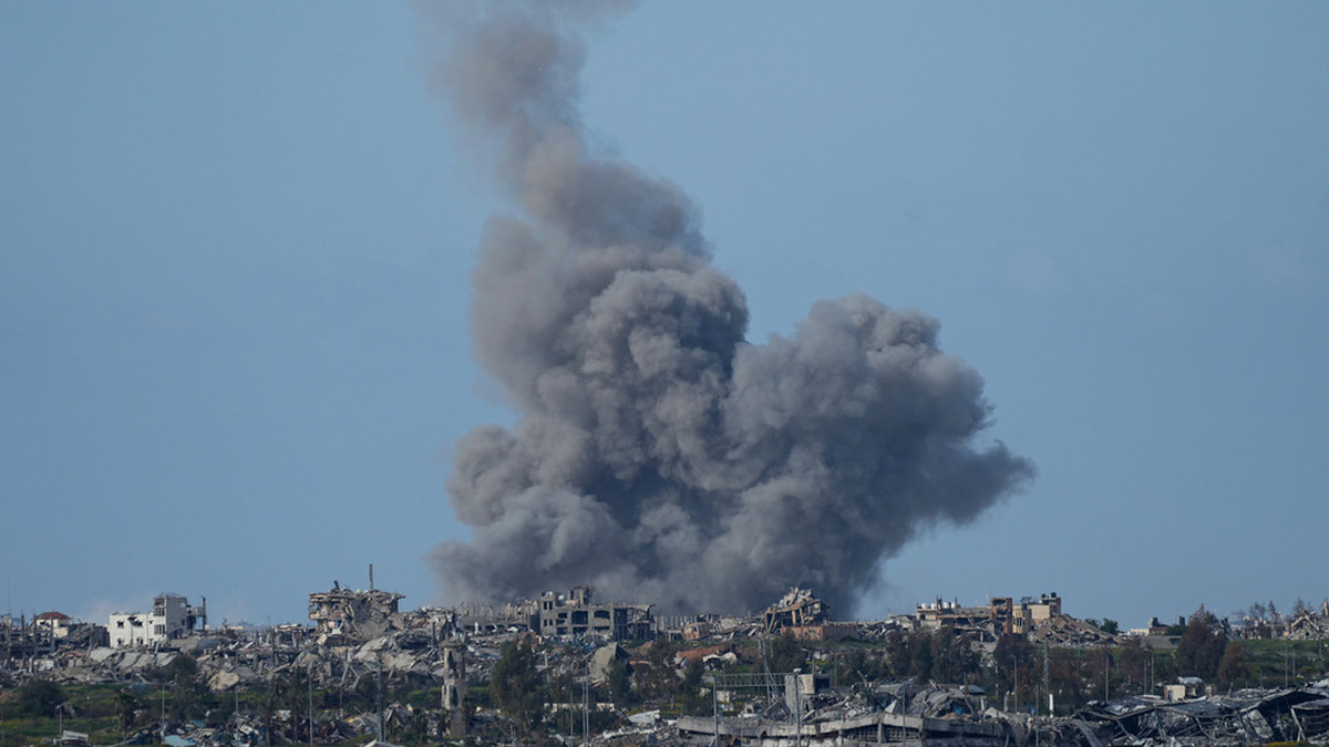 Rök stiger över Gaza efter en israelisk bombning i förra veckan. Arkivbild.