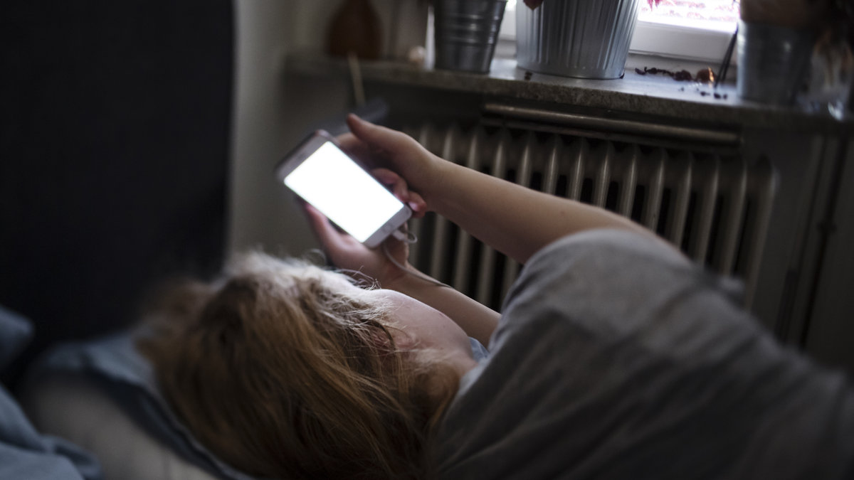 Att titta på mobilen innan du ska gå och lägga dig kan göra det svårare att somna. 