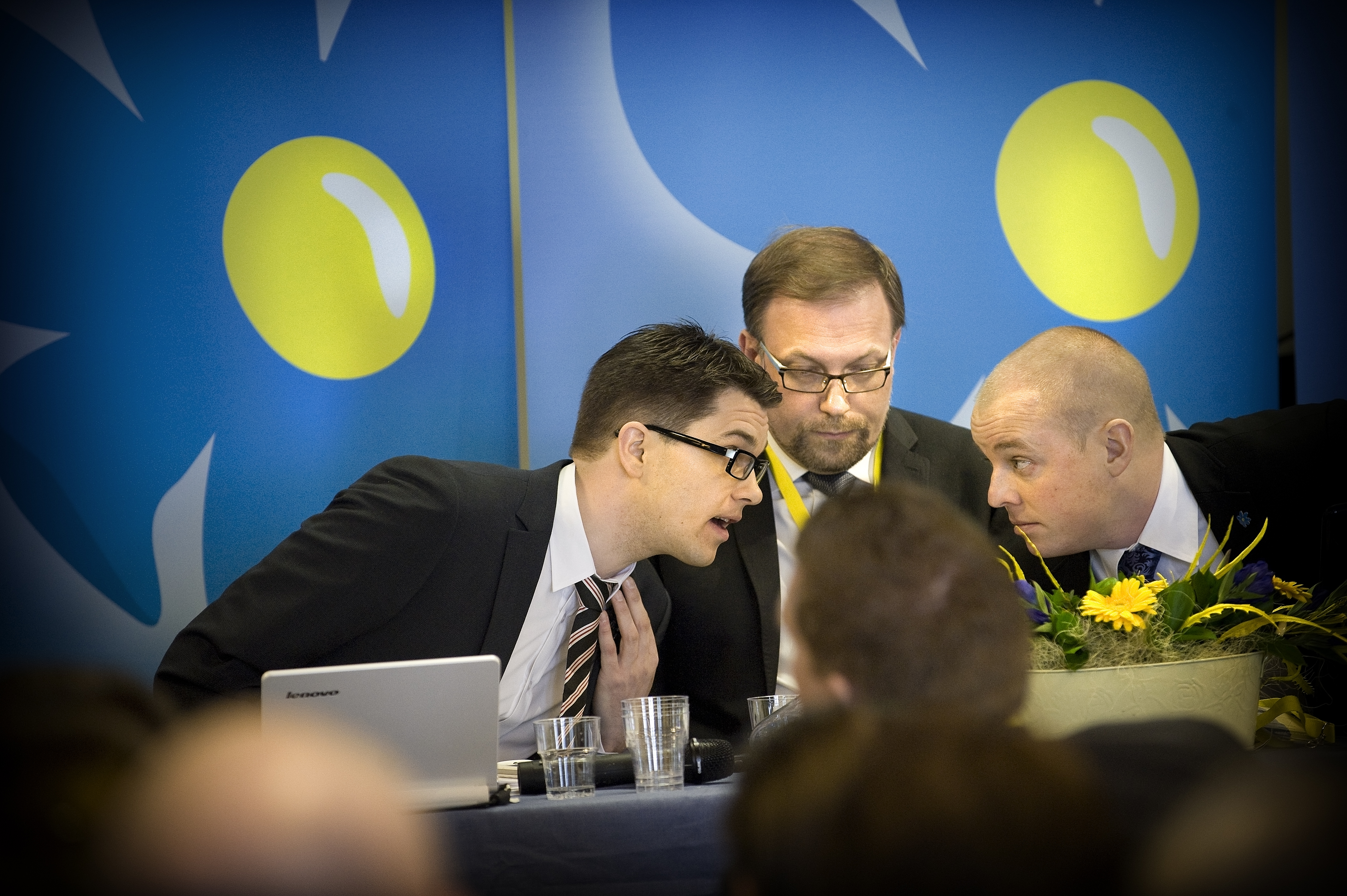Riksdagsledamoten Mikael Jansson tillsammans med partiledaren Jimmie Åkesson  och partisekreteraren Björn Söder.