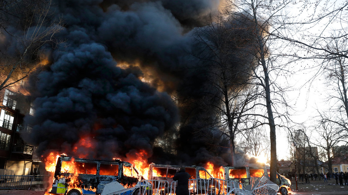 Motdemonstranter tände eld på tre polisbussar i Sveaparken i Örebro, där Rasmus Paludan, partiledare för det danska högerextrema partiet Stram kurs, hade fått tillstånd för en sammankomst på långfredagen.
