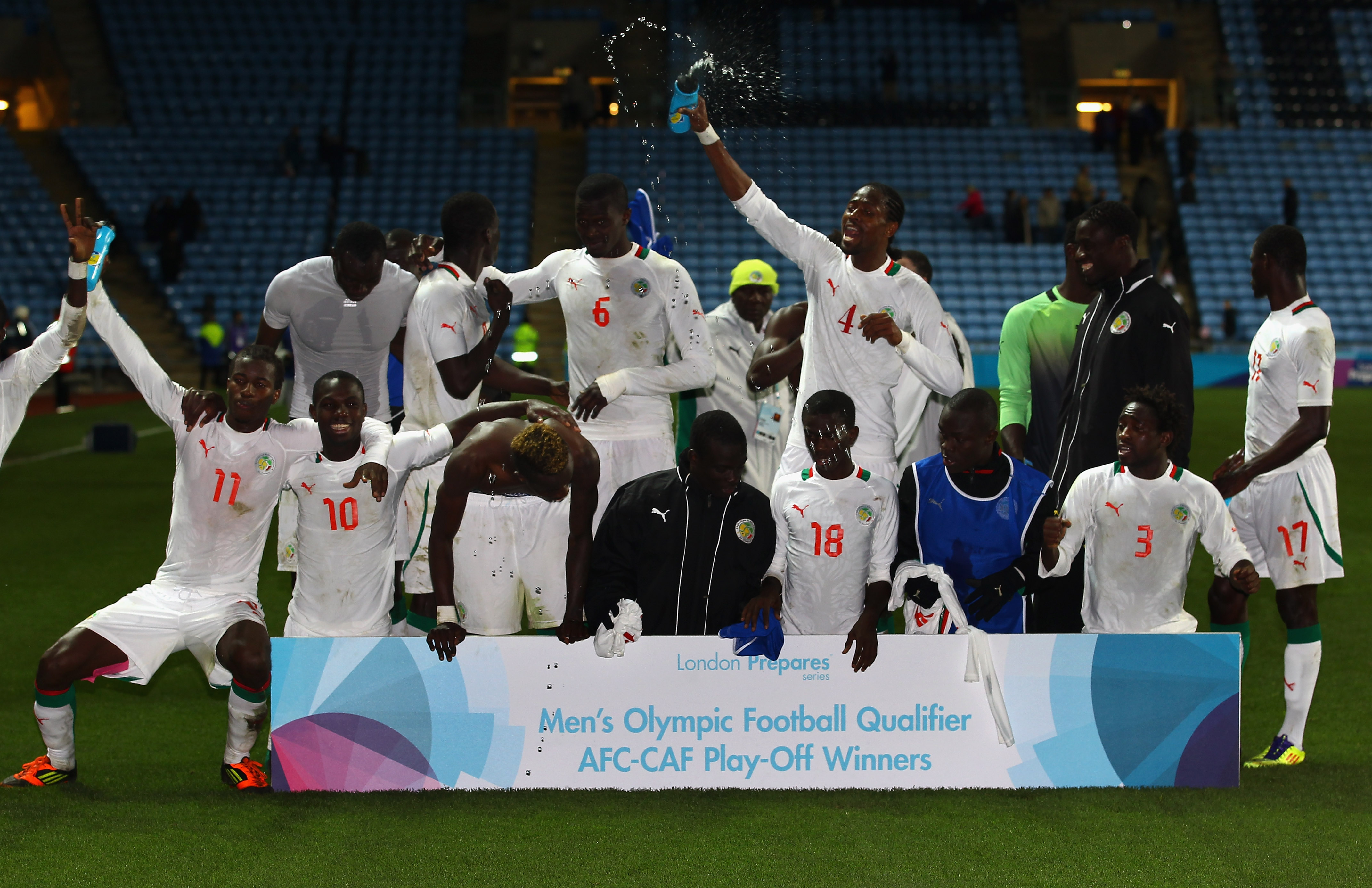 Senegal kvalade in som sista lag till OS-turneringen. De besegrade Oman i en direkt avgörande playoff-match på Millenium Stadium i Cardiff på måndagskvällen.