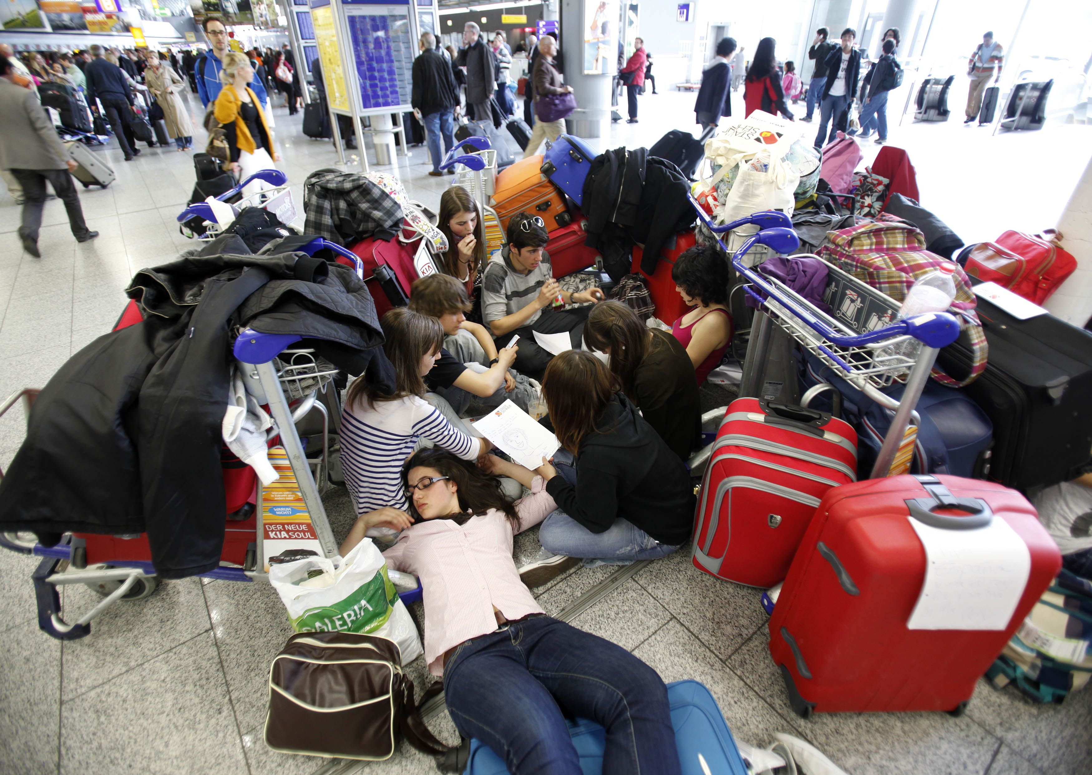 Resenärer över hela världen, men främst i Europa, drabbas dock hårt. Vissa sover på flygplatsen, andra tar taxi från Spanien till Sverige. 