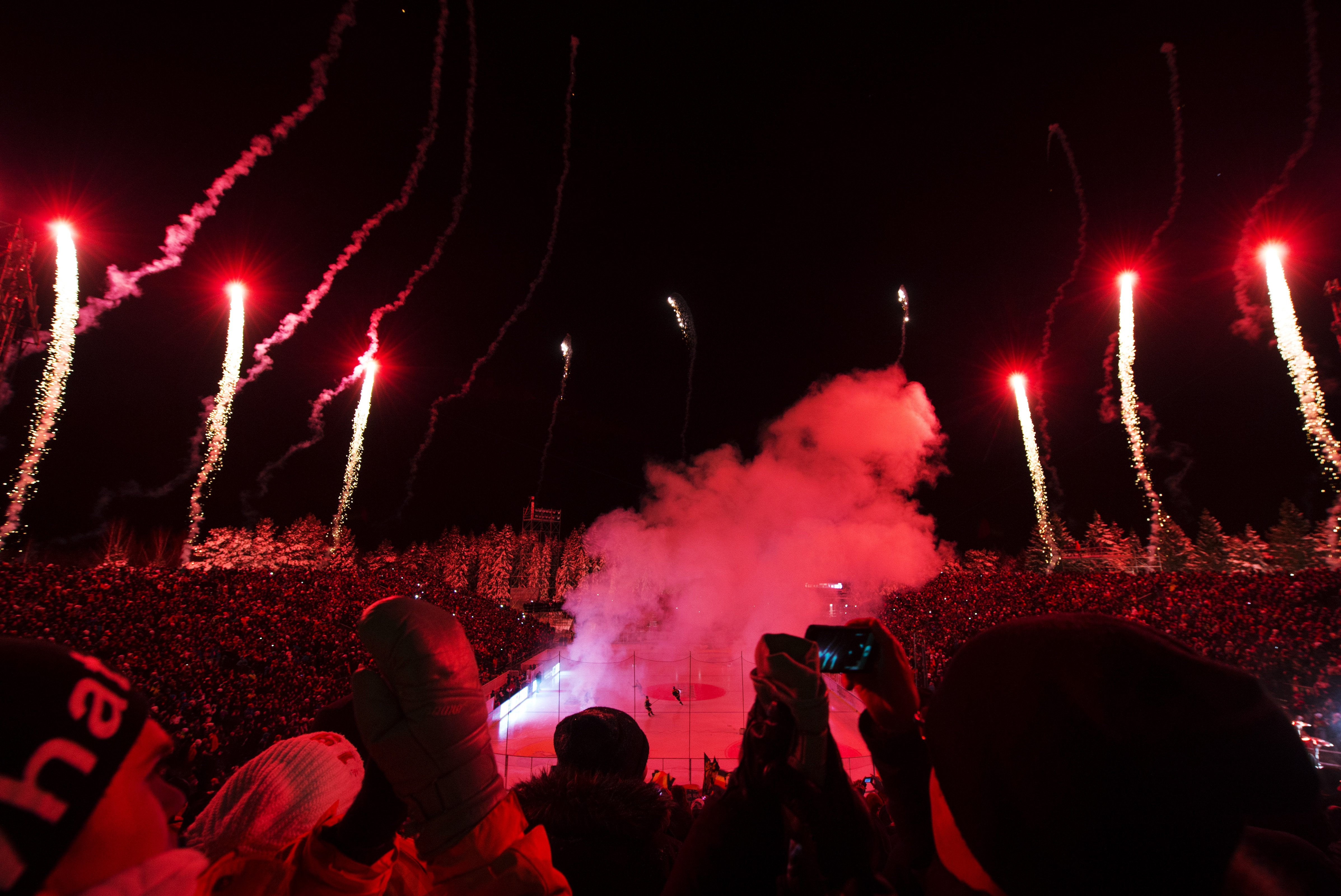 Årets tillställning i Elitserien, Brynäs mot Timrå i ett svinkallt Gävle. Årets tillställning i Elitserien, Brynäs mot Timrå i ett svinkallt Gävle.