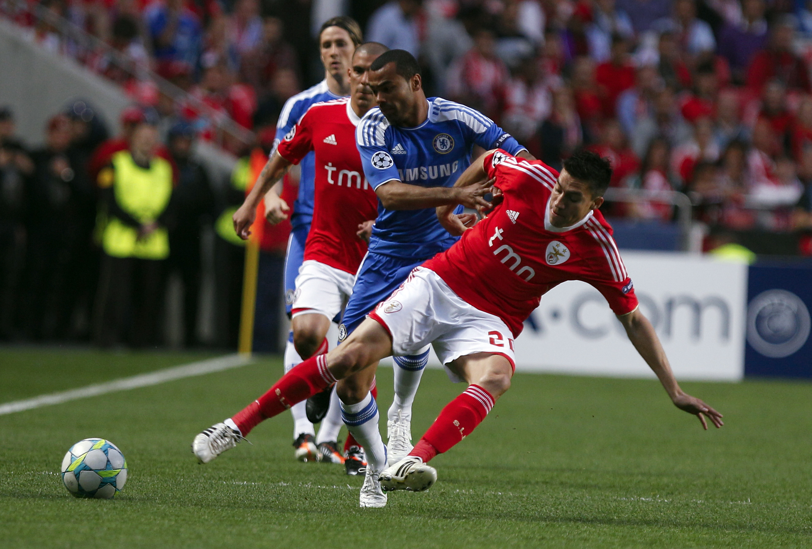 Ashley Cole var den starkare i den här situationen mot Nico Gaitan. Chelseas bortavinst mot Benfica ger britterna fördel inför returen på Stamford Bridge.