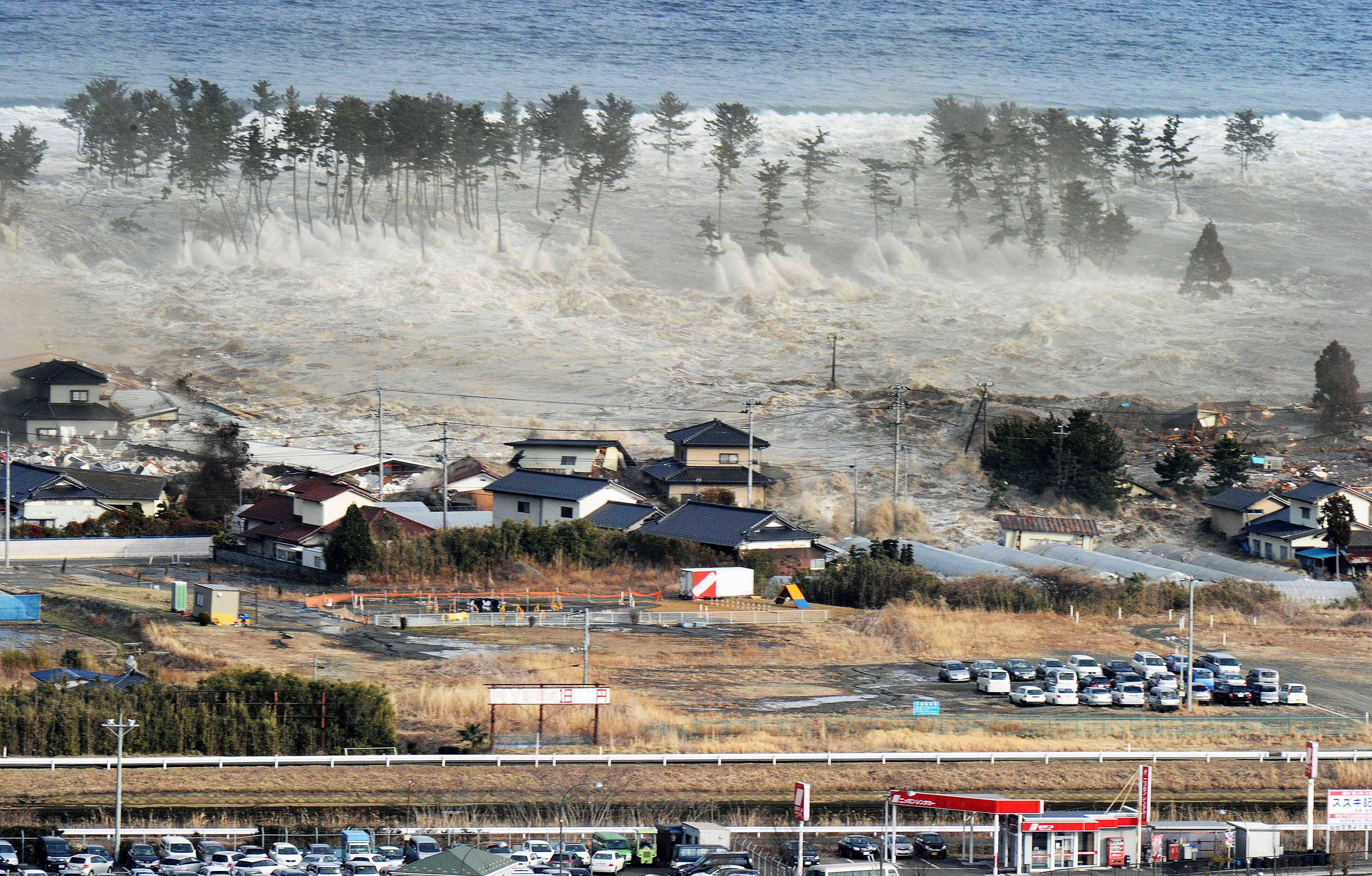 Den 11 mars 2011 inträffar en kraftig jordbävning utanför Japans kust. Det är den kraftigaste jordbävningen på 1300 år. Den efterföljande tsunamin dränker en kuststräcka på 11 mil. Den 11 mars 2011 inträffar en kraftig jordbävning utanför Japans kust. Det är den kraftigaste jordbävningen på 1300 år. Den efterföljande tsunamin dränker en kuststräcka på 11 mil.