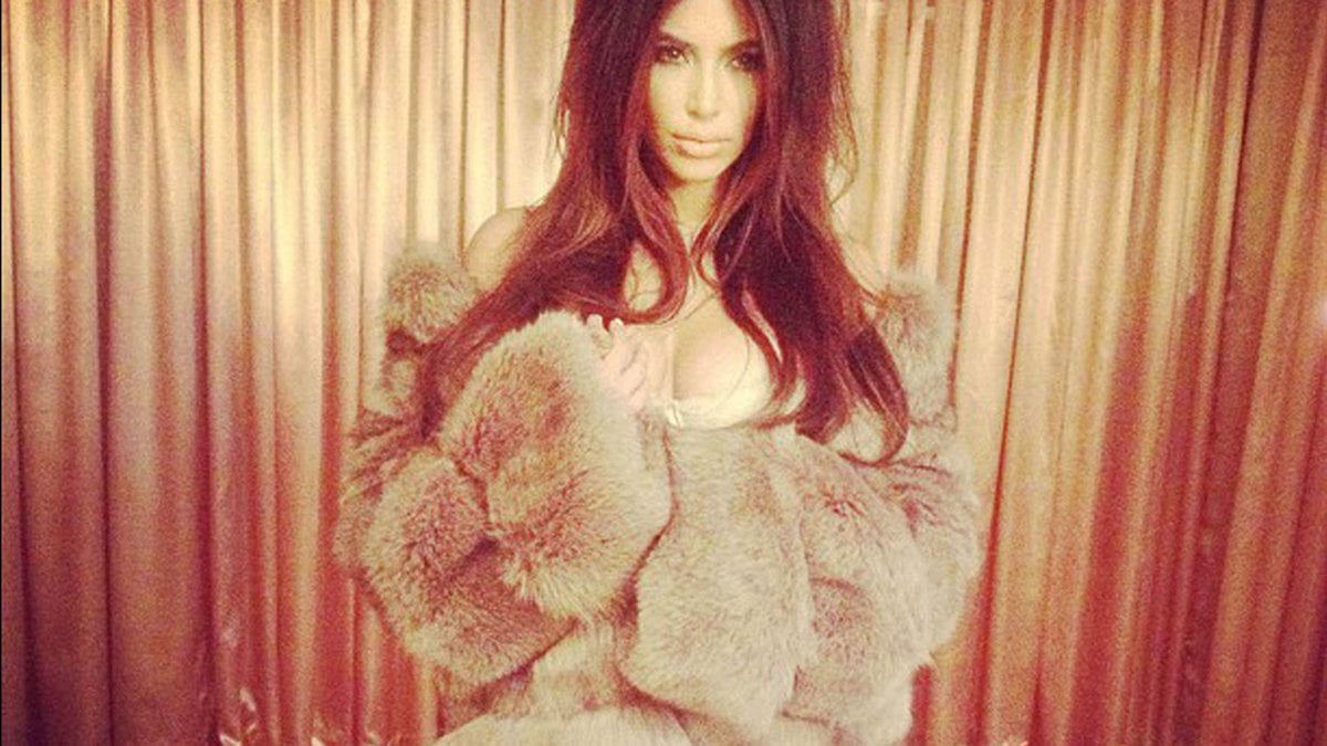 Kim Kardashian i päls och strumpeband. 