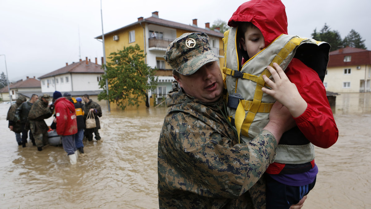 En bosnisk soldat som precis har räddat en pojke från Maglaj.