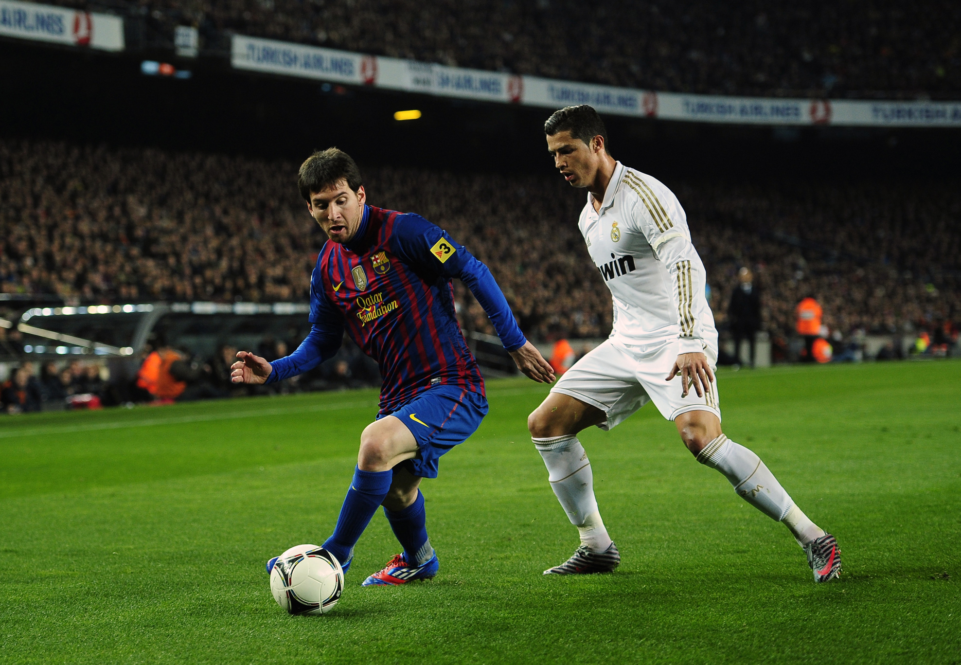 Delade skyttekungarna Lionel Messi och Cristiano Ronaldo möts i ett avgörande El Clasico.