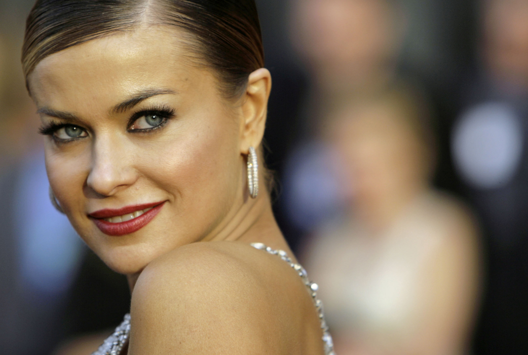 – Jag älskar att gå i sexbutiker och samla ihop de coolaste handbojorna och de sexigaste underkläderna, sa Carmen Electra i en intervju.
– Jag älskar att gå i sexbutiker och samla ihop de coolaste handbojorna och de sexigaste underkläderna, sa Carmen Electra i en intervju.