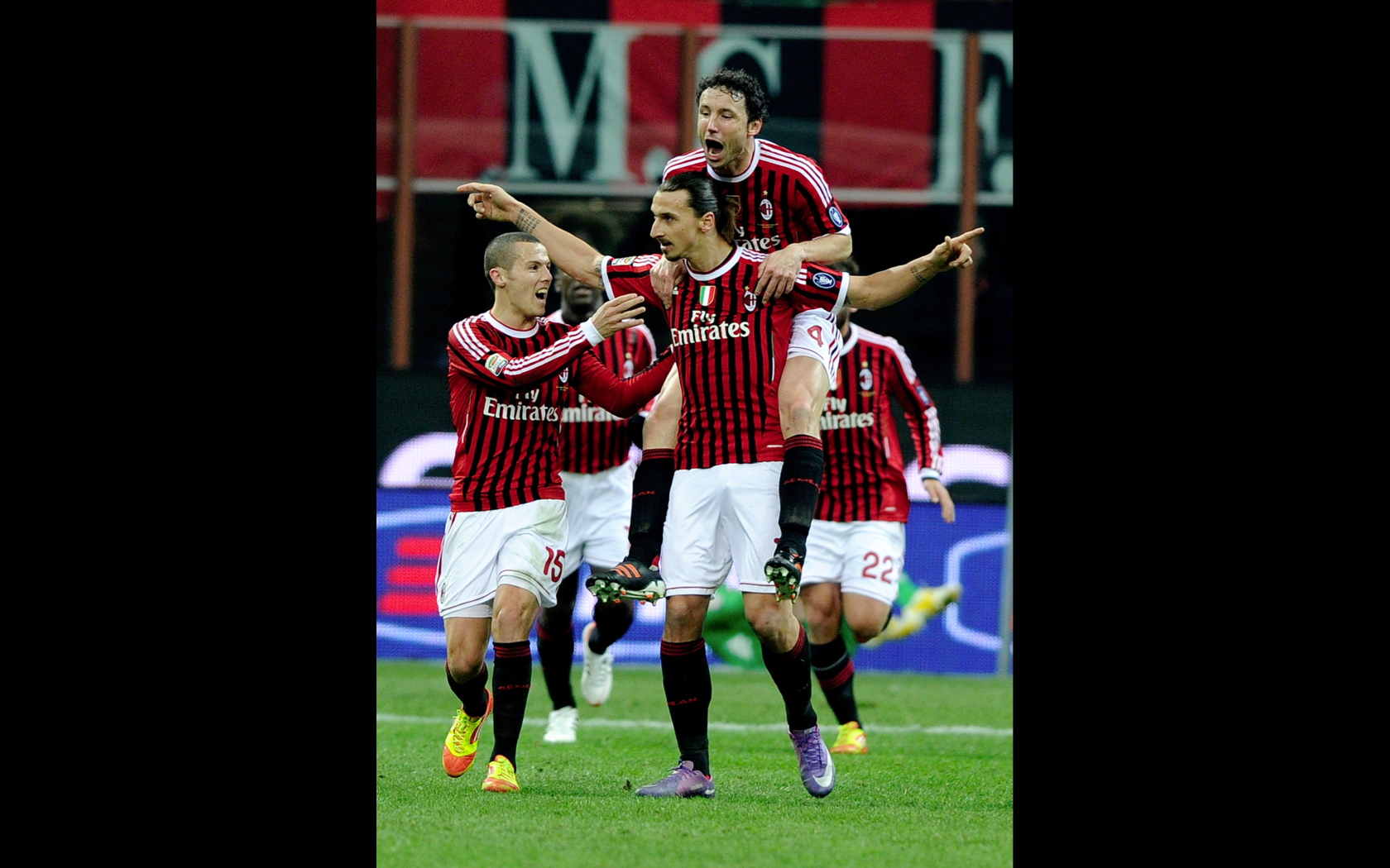 En 3-0-seger kommer sällan ensam. Den här gången mot Cagliari. Zlatan stänkte in det första målet. En 3-0-seger kommer sällan ensam. Den här gången mot Cagliari. Zlatan stänkte in det första målet.